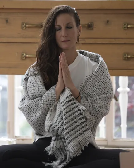 Ana Pedroche con las manos juntas, al empezar una meditación