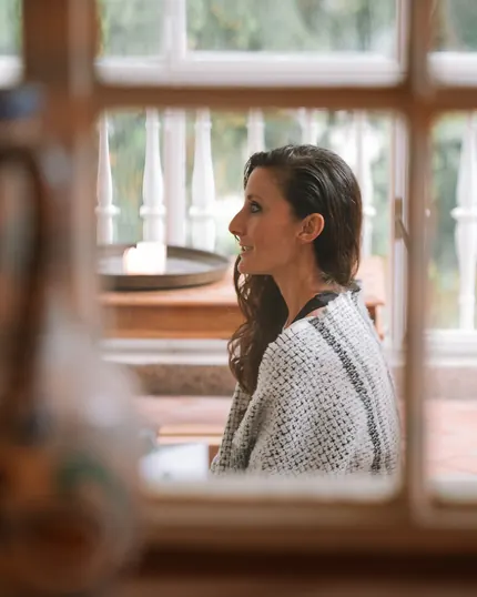 Ana Pedroche, en calma, junto a la ventana durante un retiro
