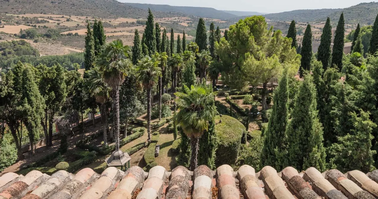 Los jardines del hotel y, al fondo, los campos de La Alcarria