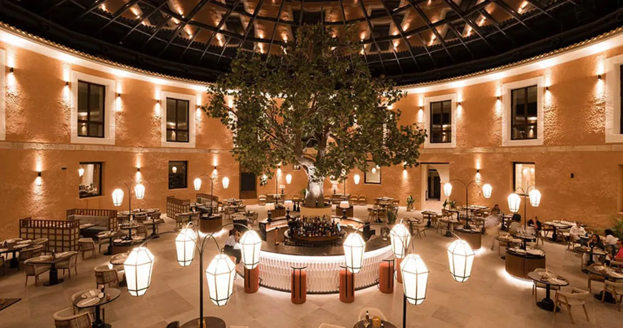 El patio interior del hotel, con un olivo bajo la cúpula de cristal
