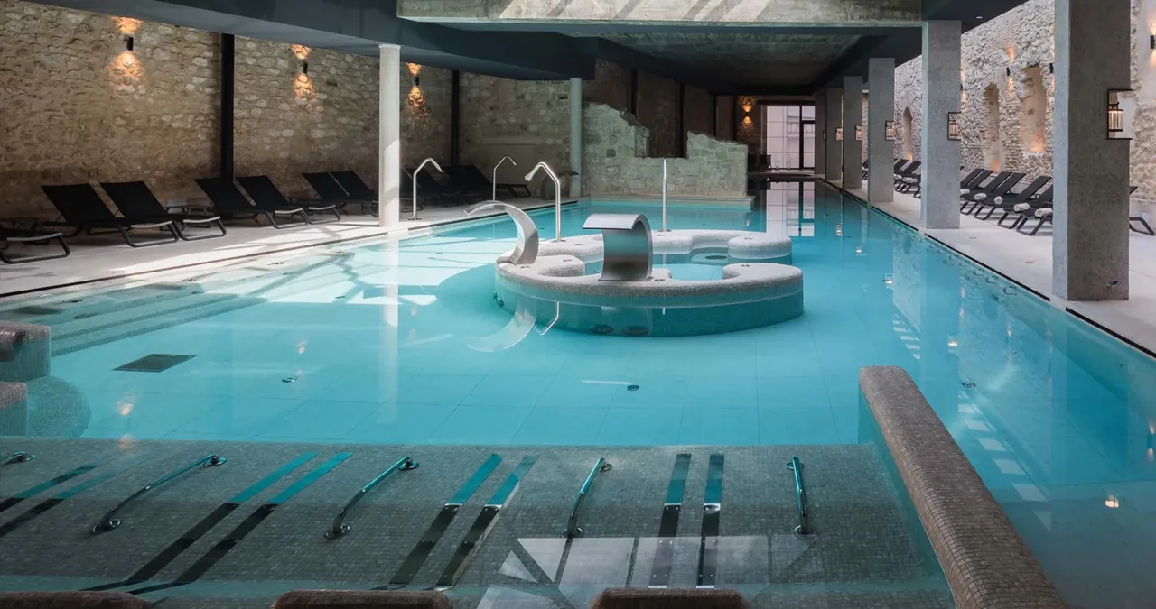 La piscina termal cubierta, entre muros de piedra