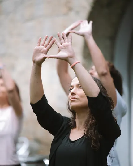 Práctica de movimiento consciente al aire libre