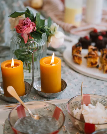 Velas y flores en la mesa de la cena