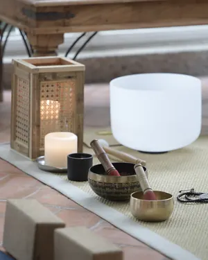 Cuencos tibetanos, una vela y un cuenco de cuarzo preparados para la meditación