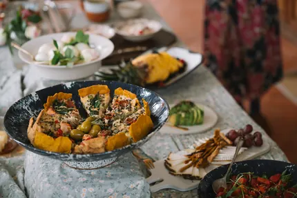 La mesa de la comida antiinflamatoria, con fruta, verduras y quiche de temporada