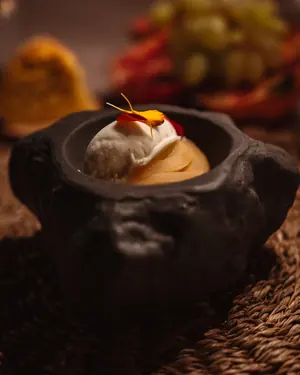 Un postre de temporada servido en un cuenco de piedra