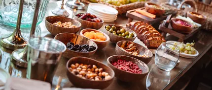 El buffet de la comida antiinflamatoria, con frutos secos, fruta y aceitunas
