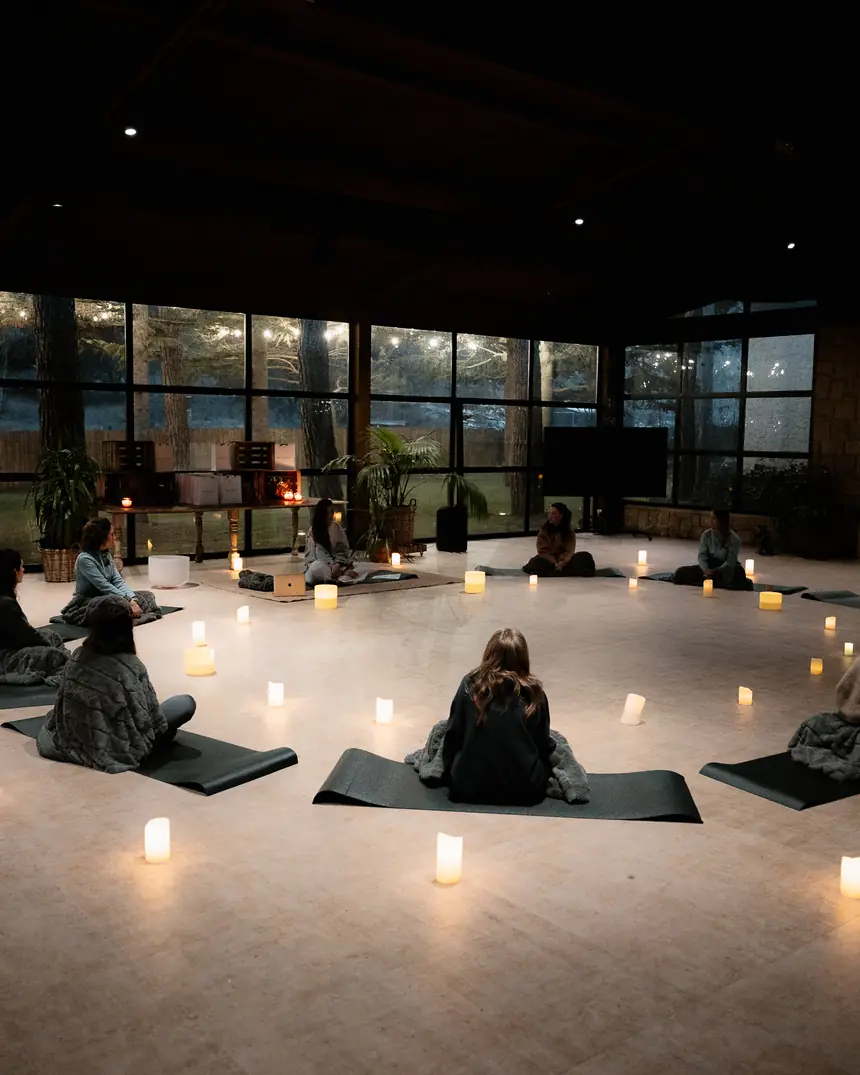 El círculo de velas del retiro, al caer la noche