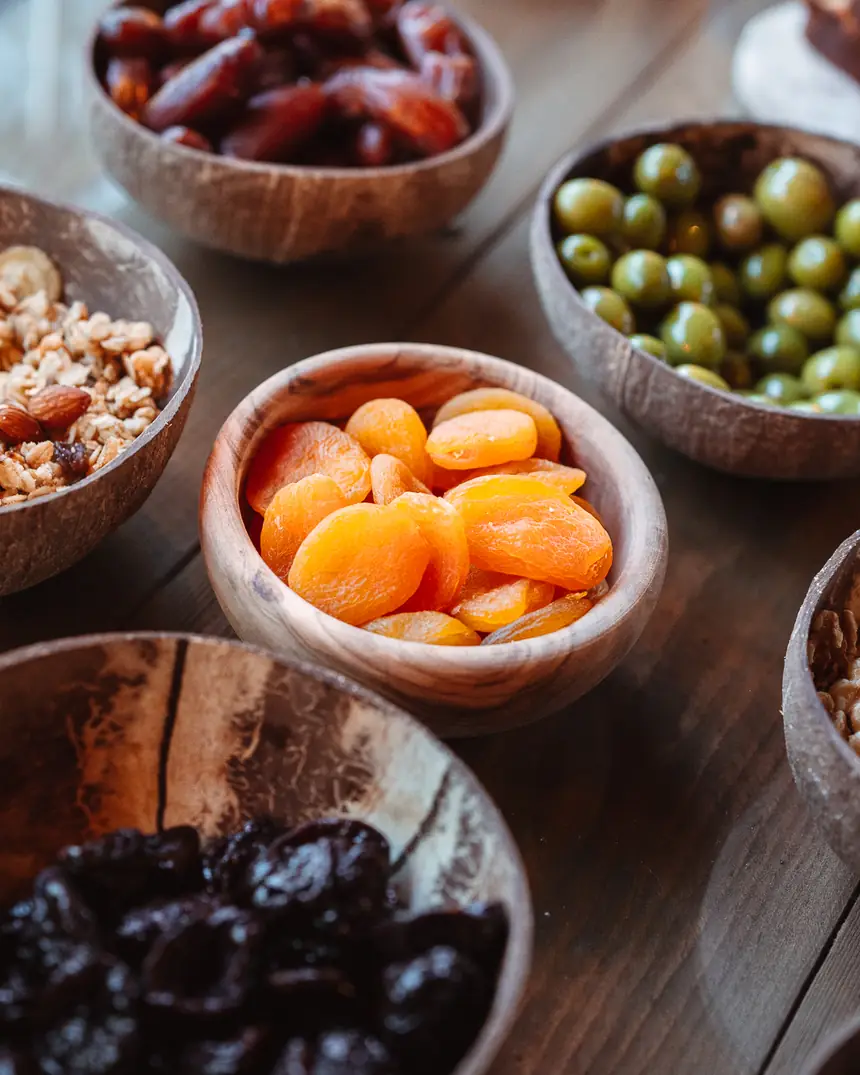 Cuencos de frutos secos, fruta y aceitunas